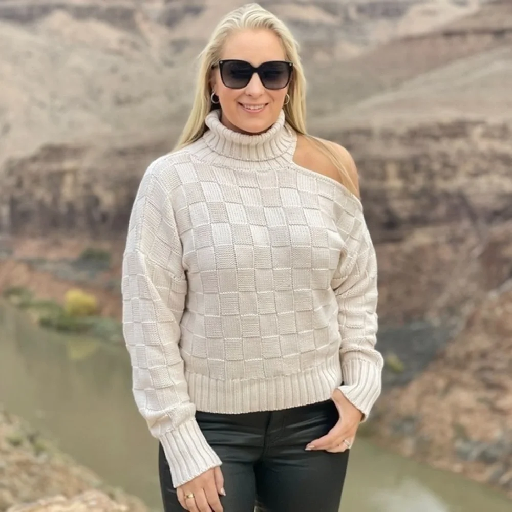 ASTR Cold Shoulder Turtleneck Sweater | M